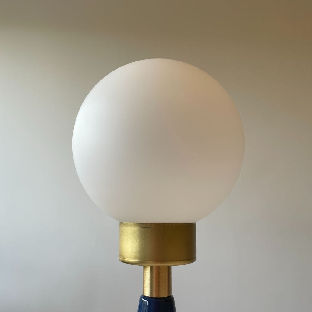 lampara-de-mesa-cono-vintage-azul-detalle-de-tulipa-laton-pie lampara-de-mesa-cono-vintage-azul-detalle-de-tulipa-laton-pie