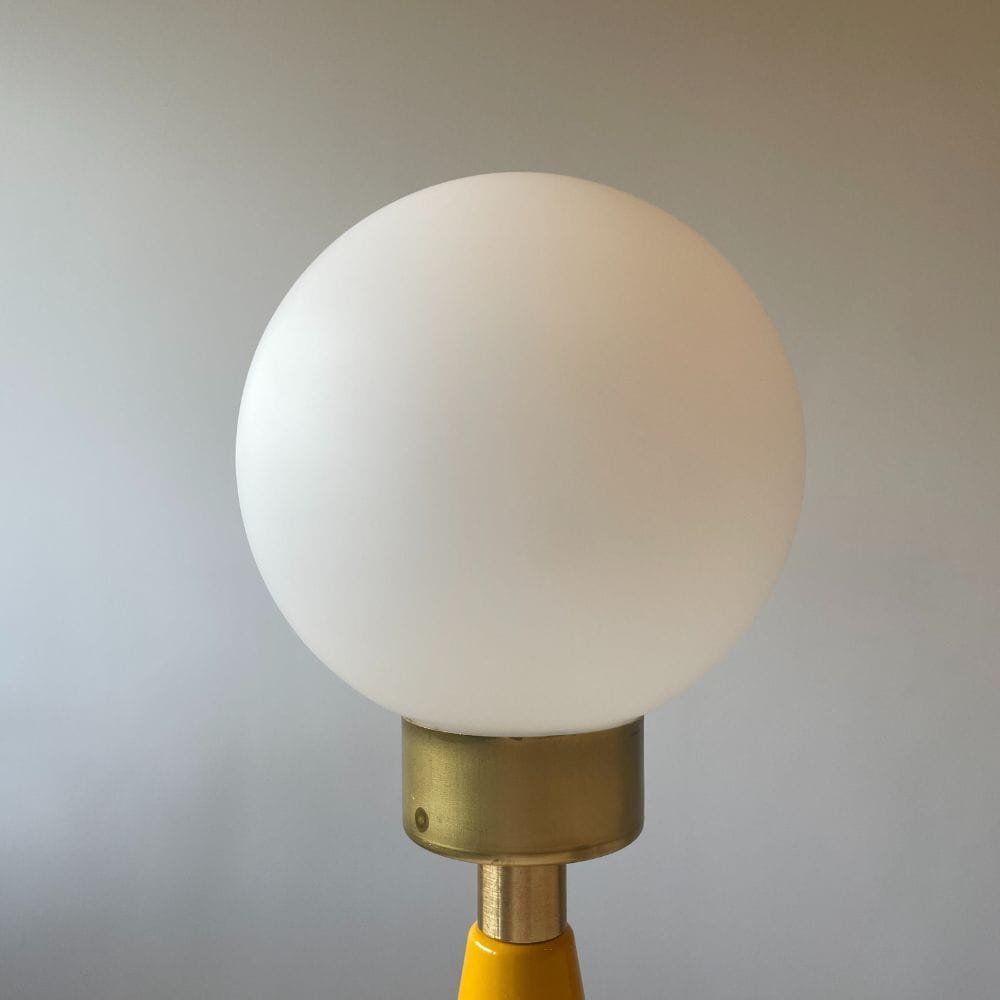 lampara-de-mesa-cono-vintage-mostaza-tulipa-detalles lampara-de-mesa-cono-vintage-mostaza-tulipa-detalles