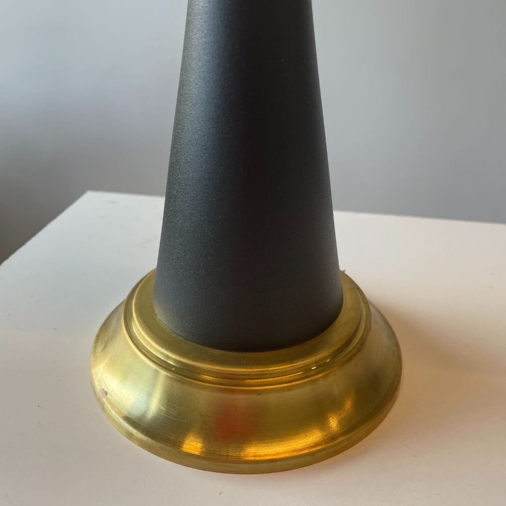 lampara-de-mesa-cono-vintage-negro-detalle-pie-en-laton lampara-de-mesa-cono-vintage-negro-detalle-pie-en-laton
