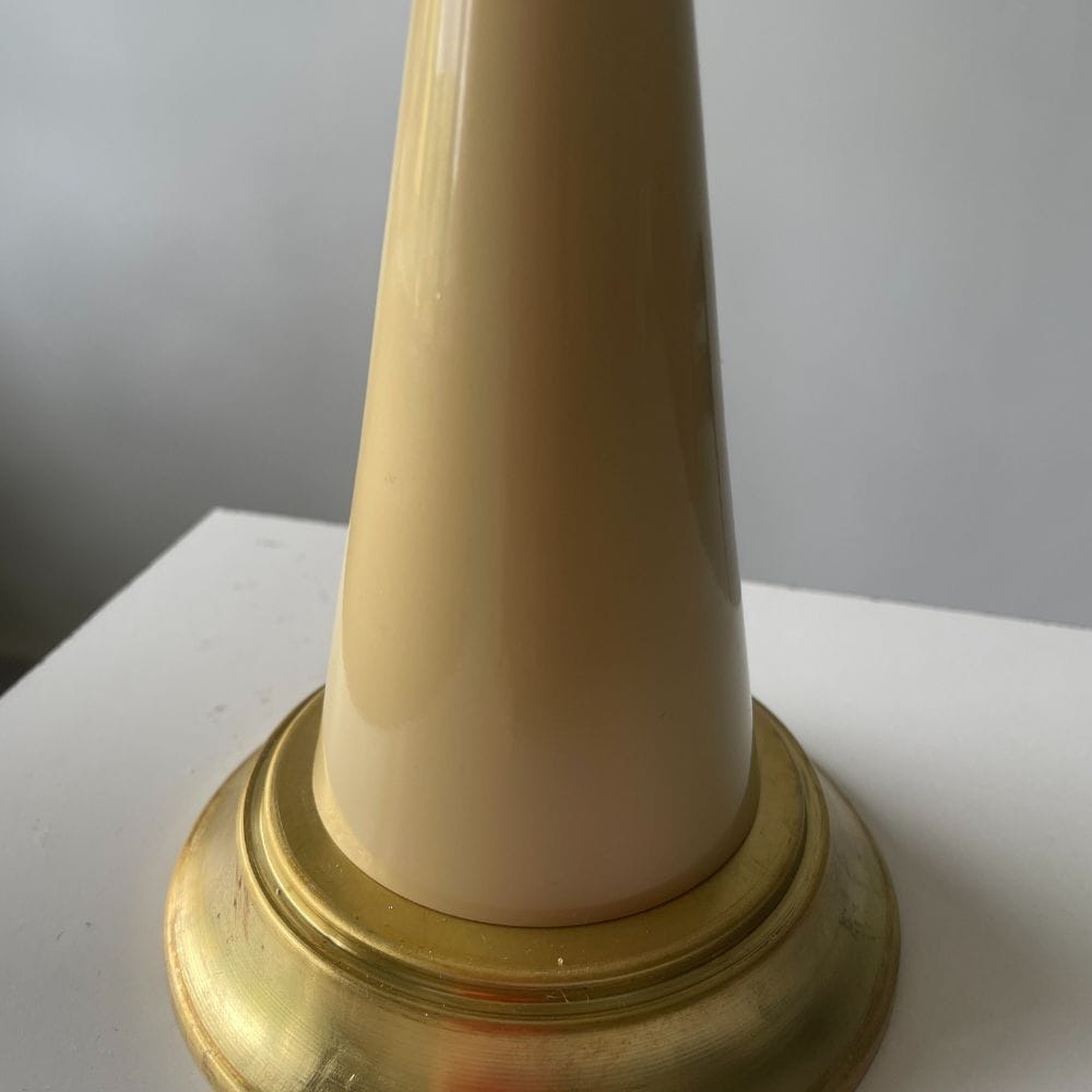 lampara-de-mesa-cono-vintage-pie-laton lampara-de-mesa-cono-vintage-pie-laton