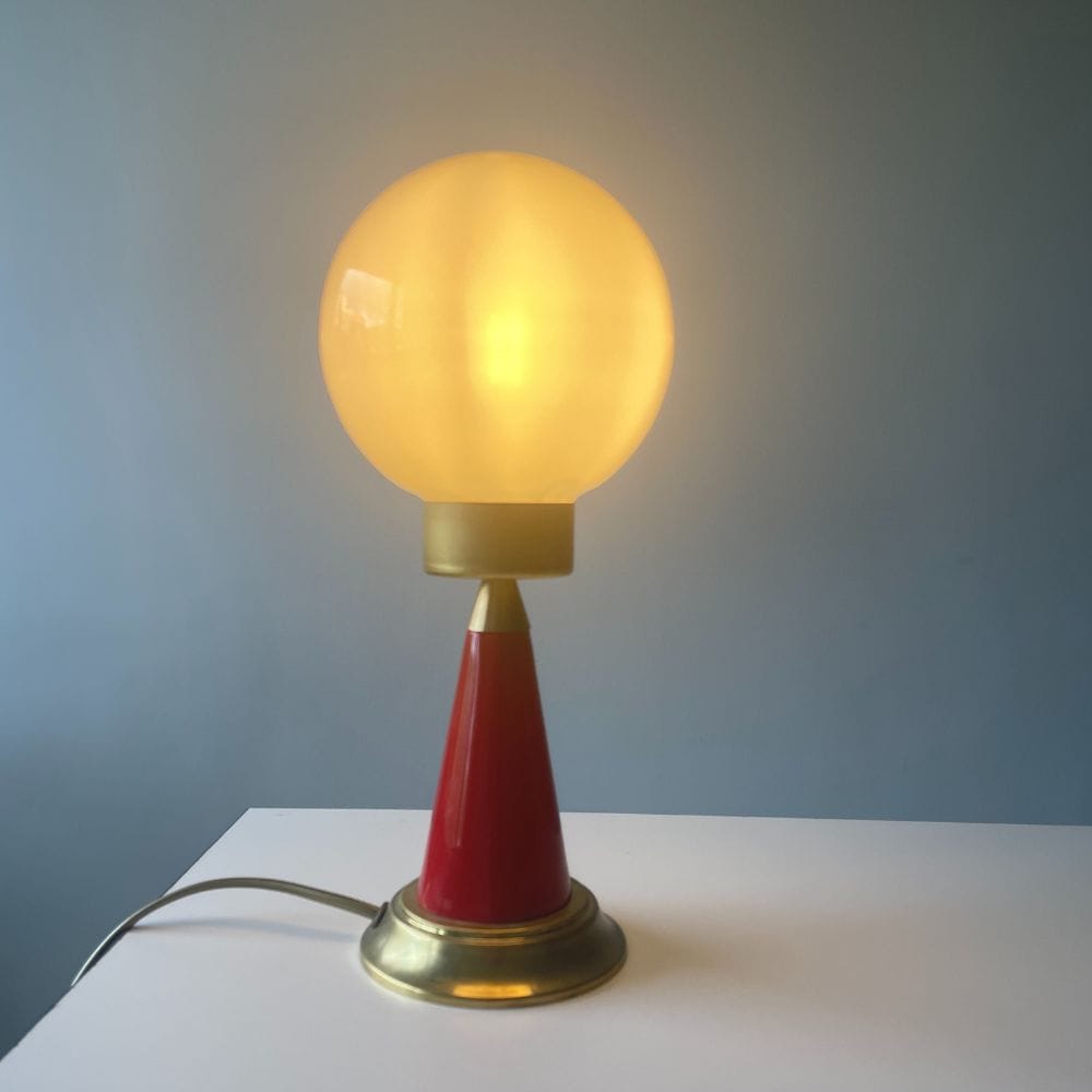 lampara-de-mesa-cono-vintage-roja-bombilla-poca-intensidad lampara-de-mesa-cono-vintage-roja-bombilla-poca-intensidad