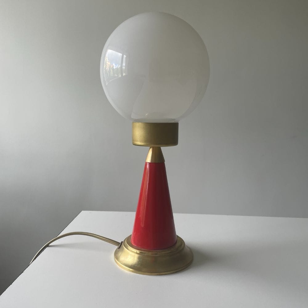 lampara-de-mesa-cono-vintage-roja-sobre-mesa lampara-de-mesa-cono-vintage-roja-sobre-mesa