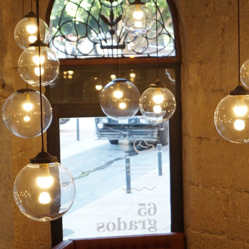 Lámpara colgante con tulipa transparente para un restaurante