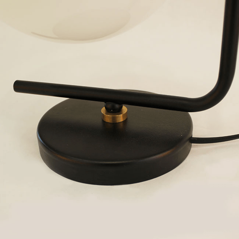 lampara de mesa vintage negra y laton modelo angulo detalle de la base lampara de mesa vintage negra y laton modelo angulo detalle de la base