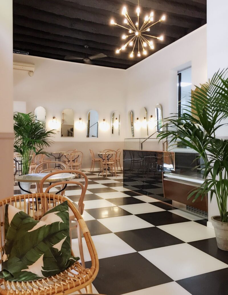 Lampara enorme en pasteleria en barcelona