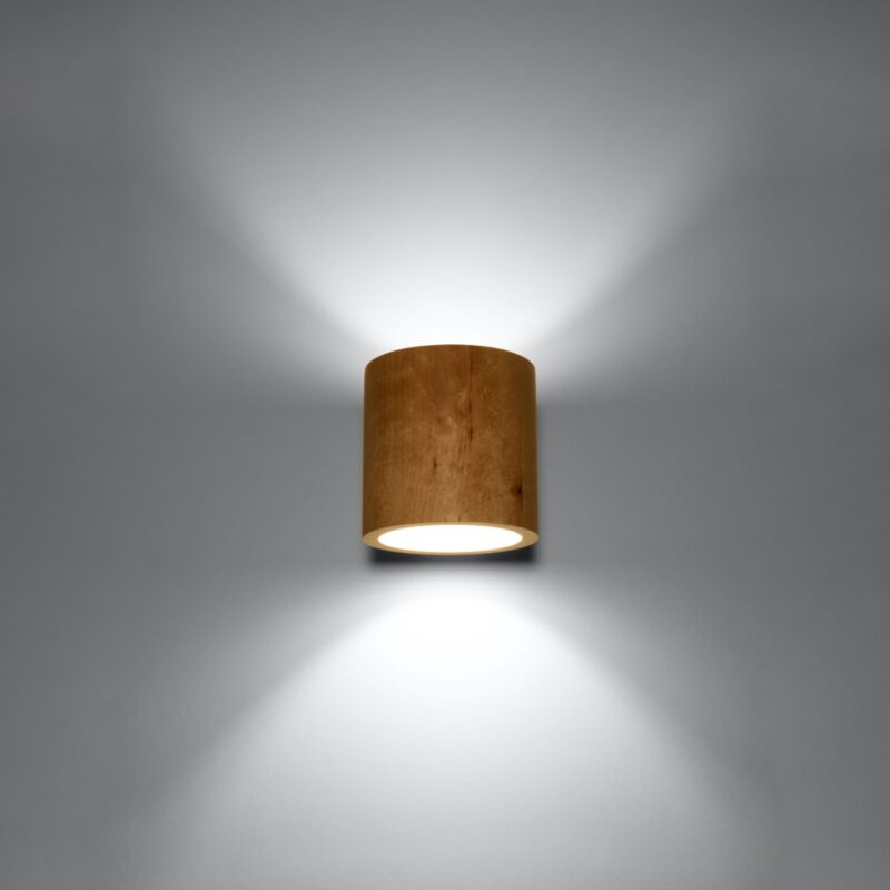 Lámpara de pared de madera natural ORBIS encendida