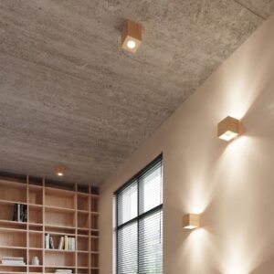 Lámpara de techo QUAD de madera natural instalada