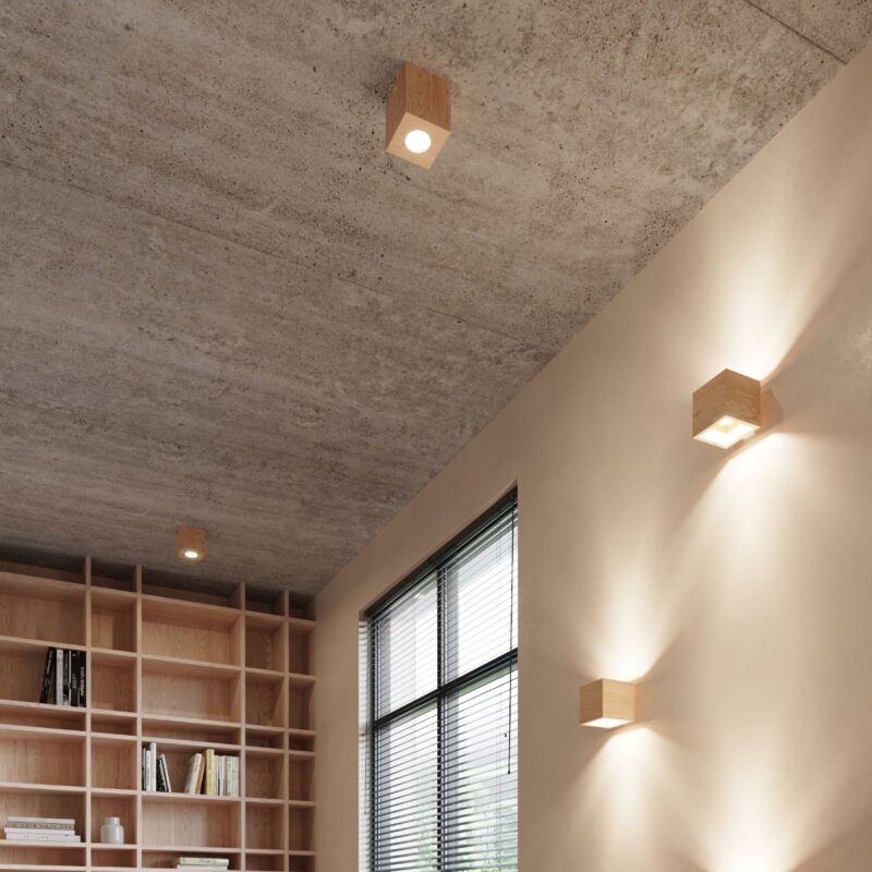 Lámpara de techo QUAD de madera natural instalada