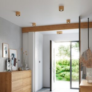 Lámpara de techo BASIC 2 de madera natural instalada