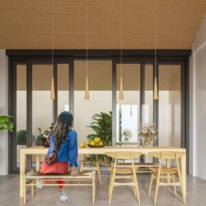 Lámpara colgante SULA 1 de madera natural instalada