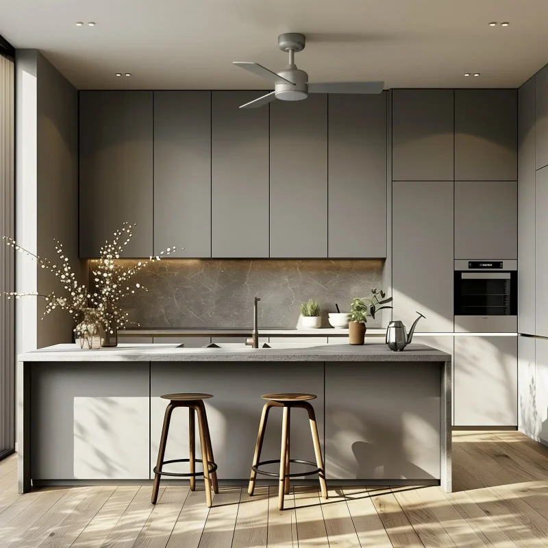 ventilador con aspas gris en cocina