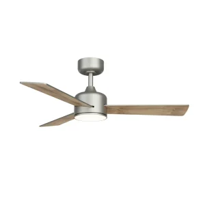 ventilador gris dc con aspas marrones y luz