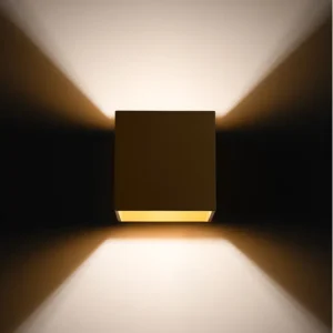 Efecto de luz con aplique de pared dorado cuadrado sencillo