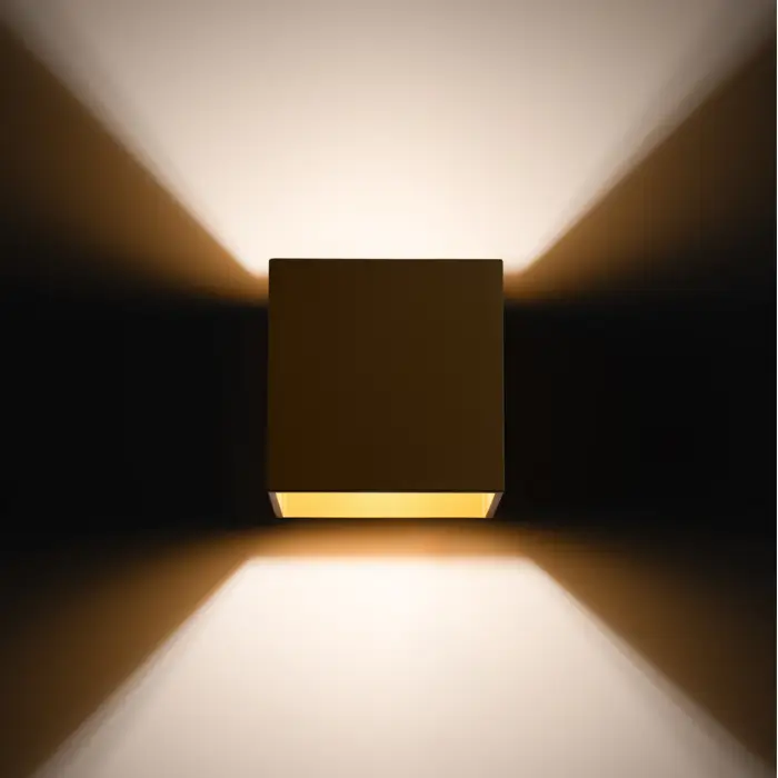 Efecto de luz con aplique de pared dorado cuadrado sencillo