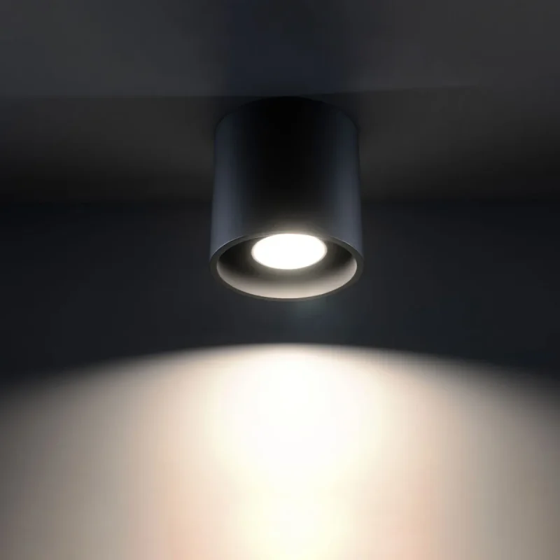 Lámpara de techo Orbis 1 negra de Sollux encendida en ambiente oscuro