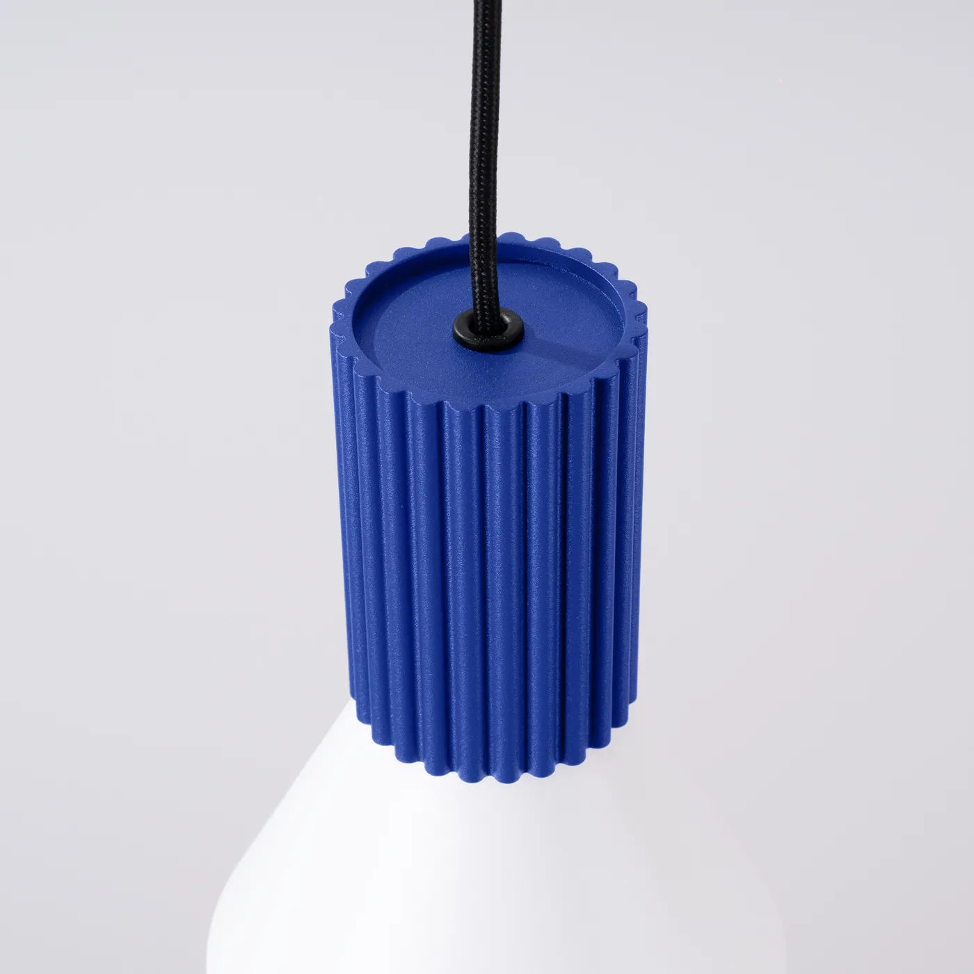 lampara_colgante_foco_estria_sollux_lamparas_molonas_azul_detalle_superior
