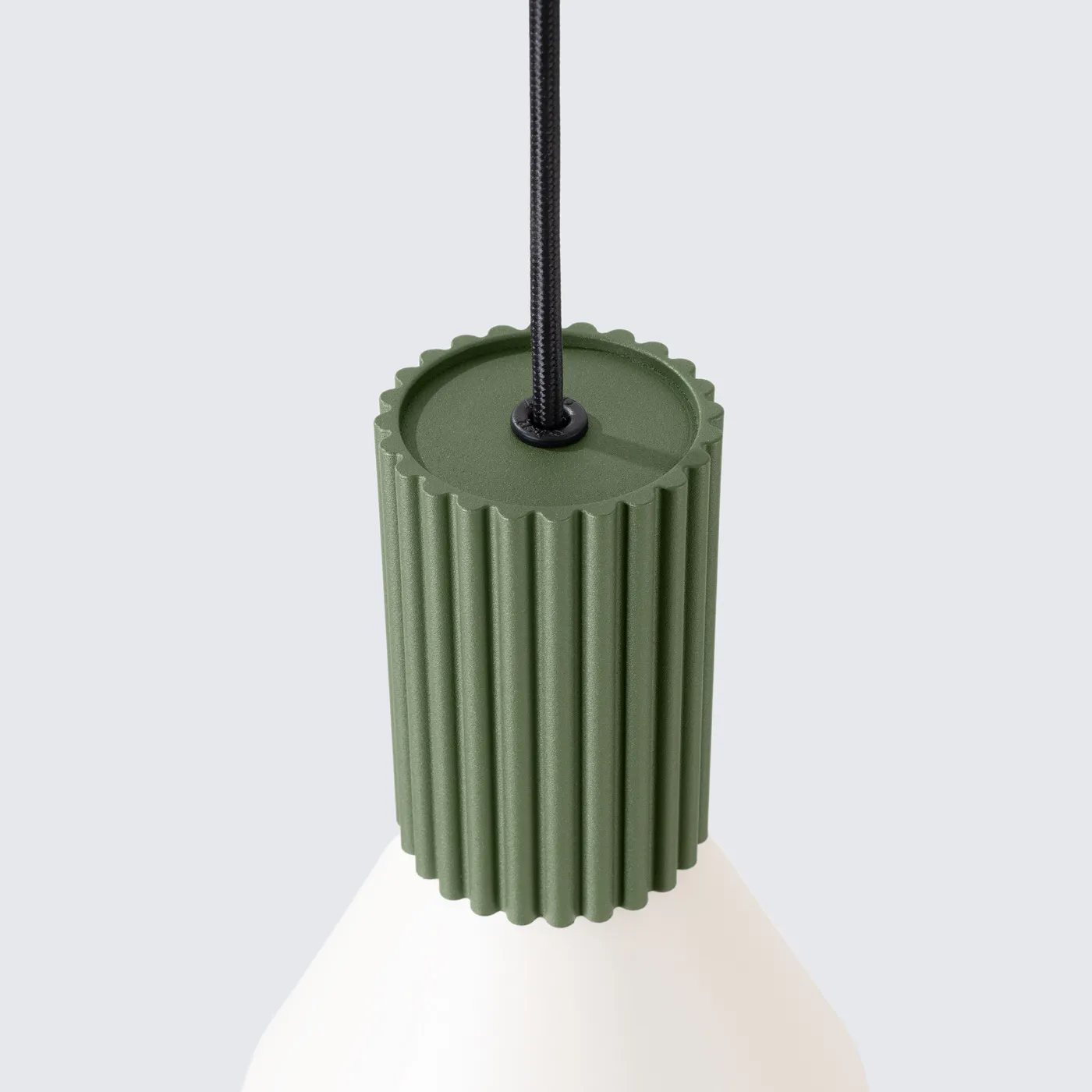 lampara_colgante_foco_estria_sollux_lamparas_molonas_verde_detalle_superior