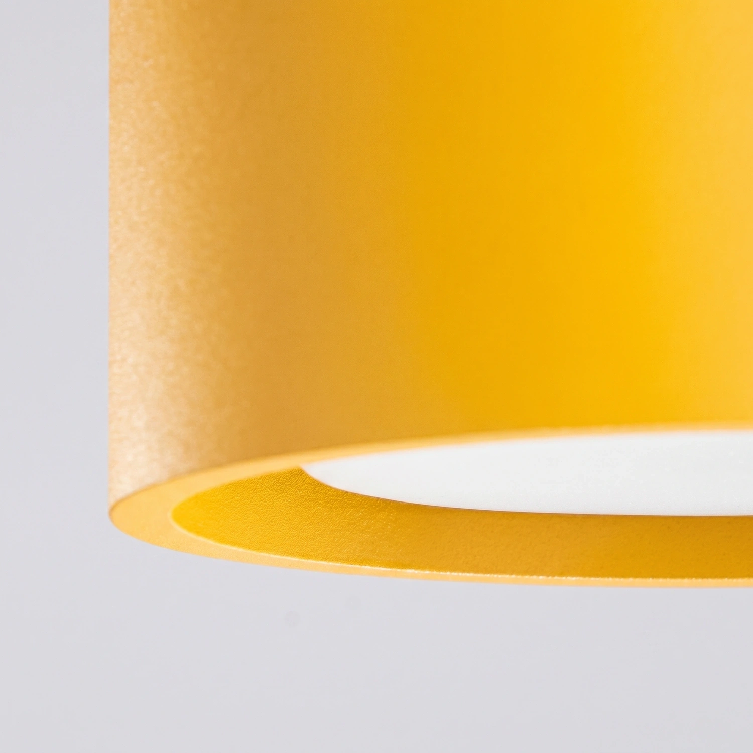 plafon-amarillo-modo-3-con-3-luces-sollux-lamparas-molonas-detalle plafon-amarillo-modo-3-con-3-luces-sollux-lamparas-molonas-detalle