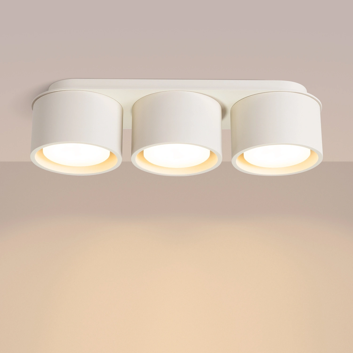 plafon-beige-modo-3-con-3-luces-sollux-lamparas-molonas-encendido plafon-beige-modo-3-con-3-luces-sollux-lamparas-molonas-encendido