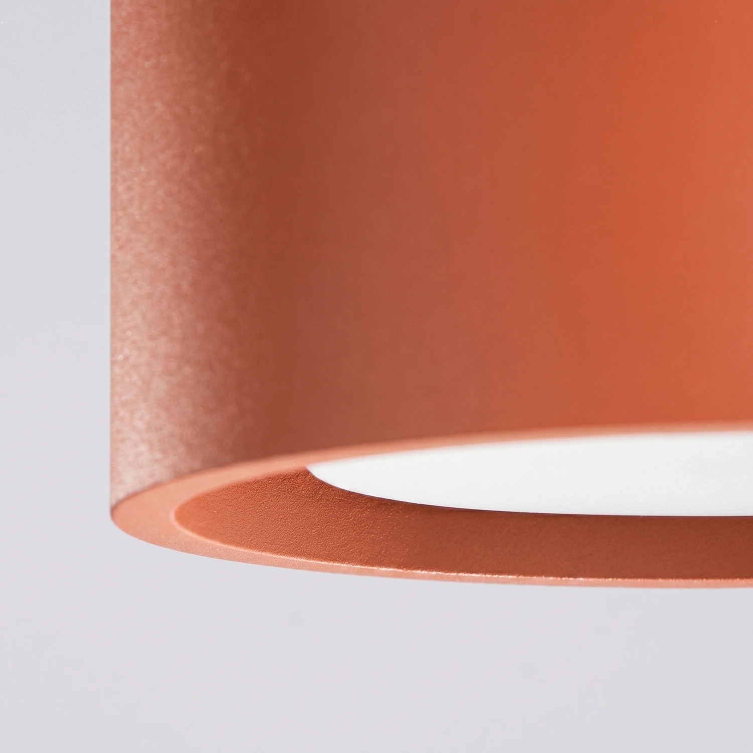 plafon-rojo-ocre-modo-3-con-3-luces-sollux-lamparas-molonas-detalle plafon-rojo-ocre-modo-3-con-3-luces-sollux-lamparas-molonas-detalle