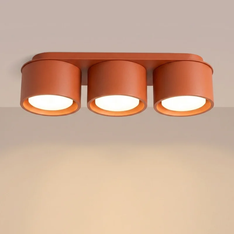 plafon-rojo-ocre-modo-3-con-3-luces-sollux-lamparas-molonas-encendido