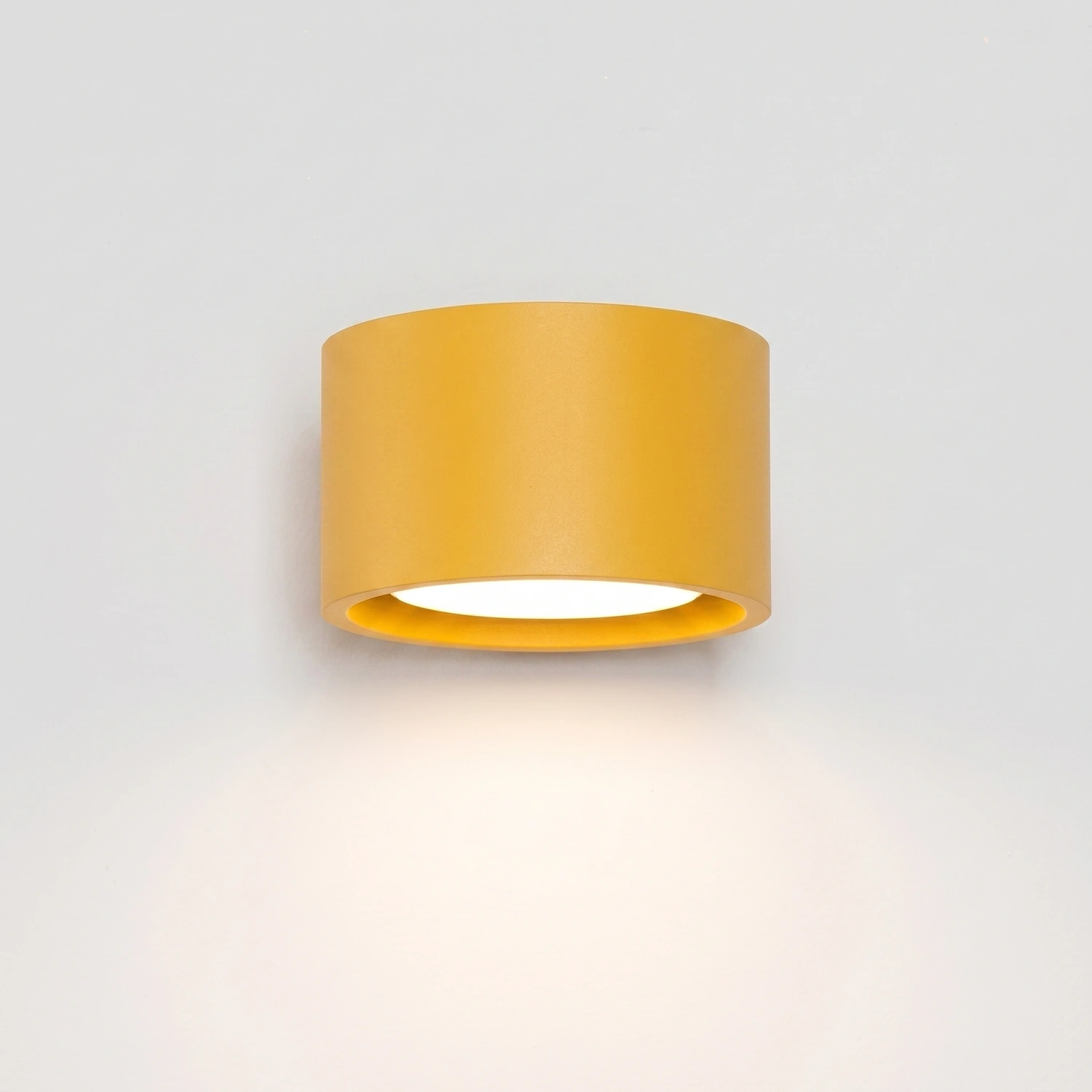 aplique_de_pared_amarillo_modo_1_sollux_lamparas_molonas_encendido aplique_de_pared_amarillo_modo_1_sollux_lamparas_molonas_encendido