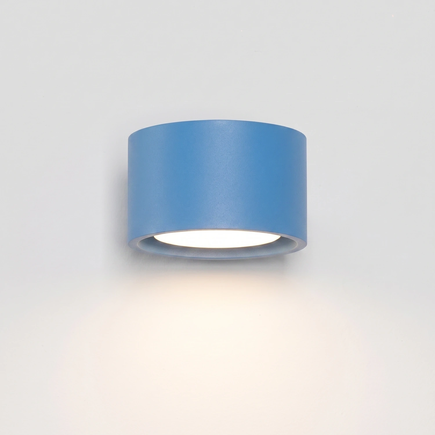 aplique_de_pared_azul_modo_1_sollux_lamparas_molonas_encendido aplique_de_pared_azul_modo_1_sollux_lamparas_molonas_encendido