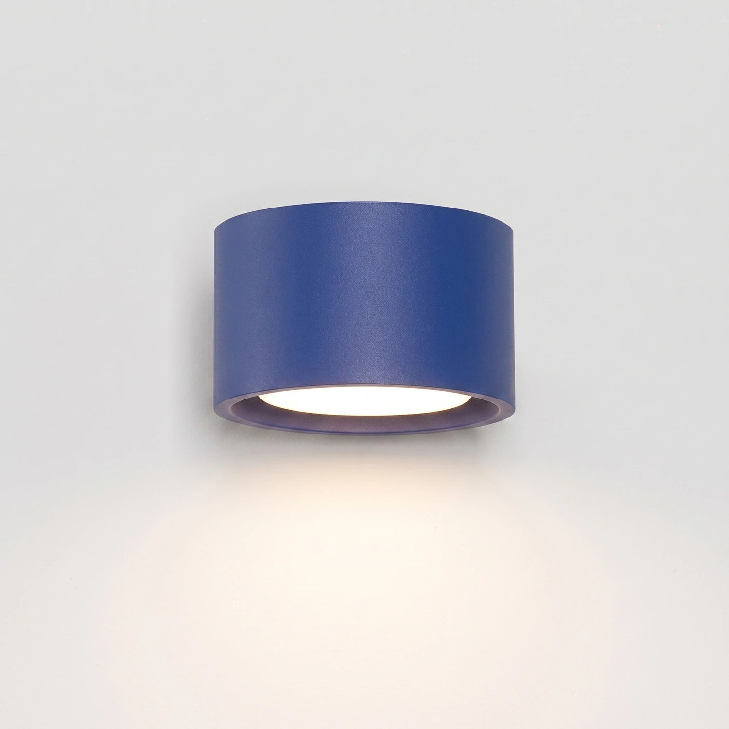 aplique_de_pared_azul_ultramar_sollux_lamparas_molonas_modo_1_encendido