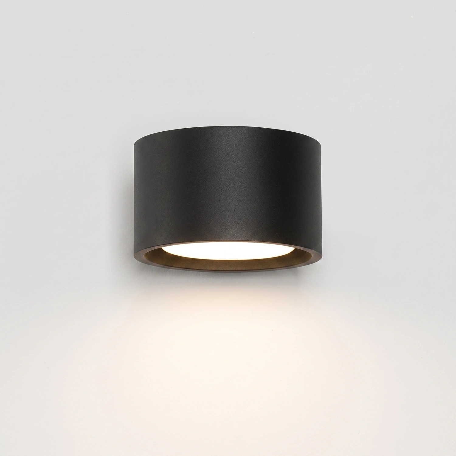 aplique_de_pared_negro_sollux_lamparas_molonas_modo_1_encendido aplique_de_pared_negro_sollux_lamparas_molonas_modo_1_encendido