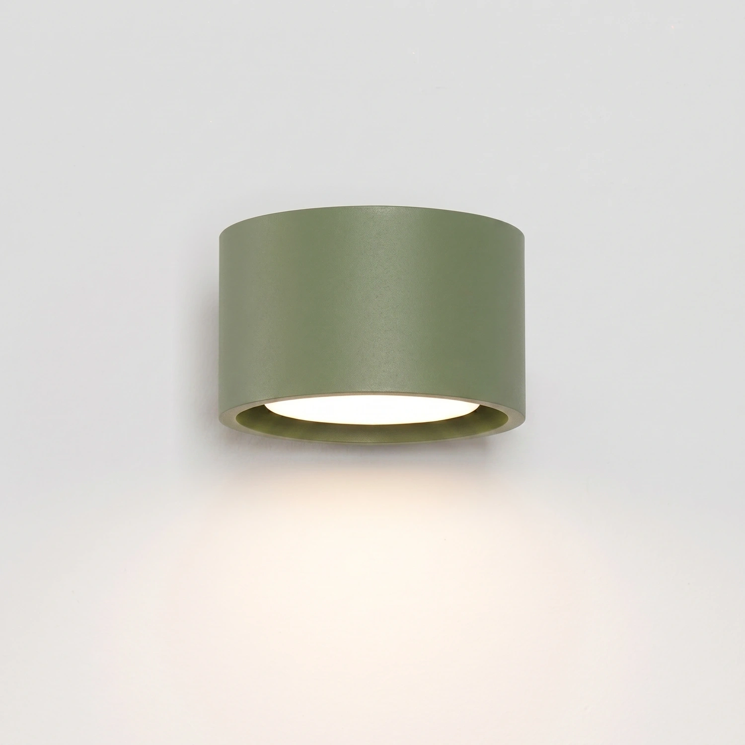 aplique_de_pared_verde_oliva_modo_1_sollux_lamparas_molonas_encendido aplique_de_pared_verde_oliva_modo_1_sollux_lamparas_molonas_encendido