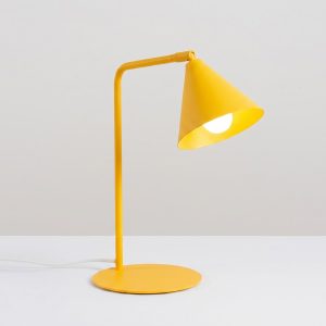 Lampara-de-mesa-NOX-amarilla-encendida