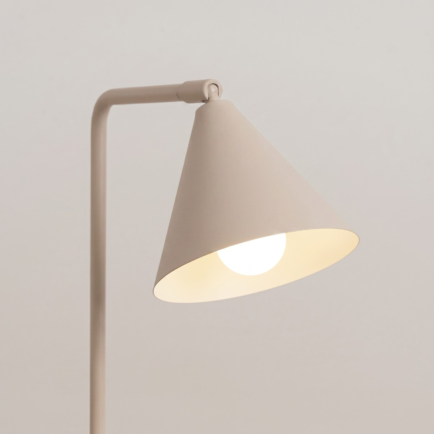 Lampara-de-mesa-NOX-taupe-detalle Lampara-de-mesa-NOX-taupe-detalle