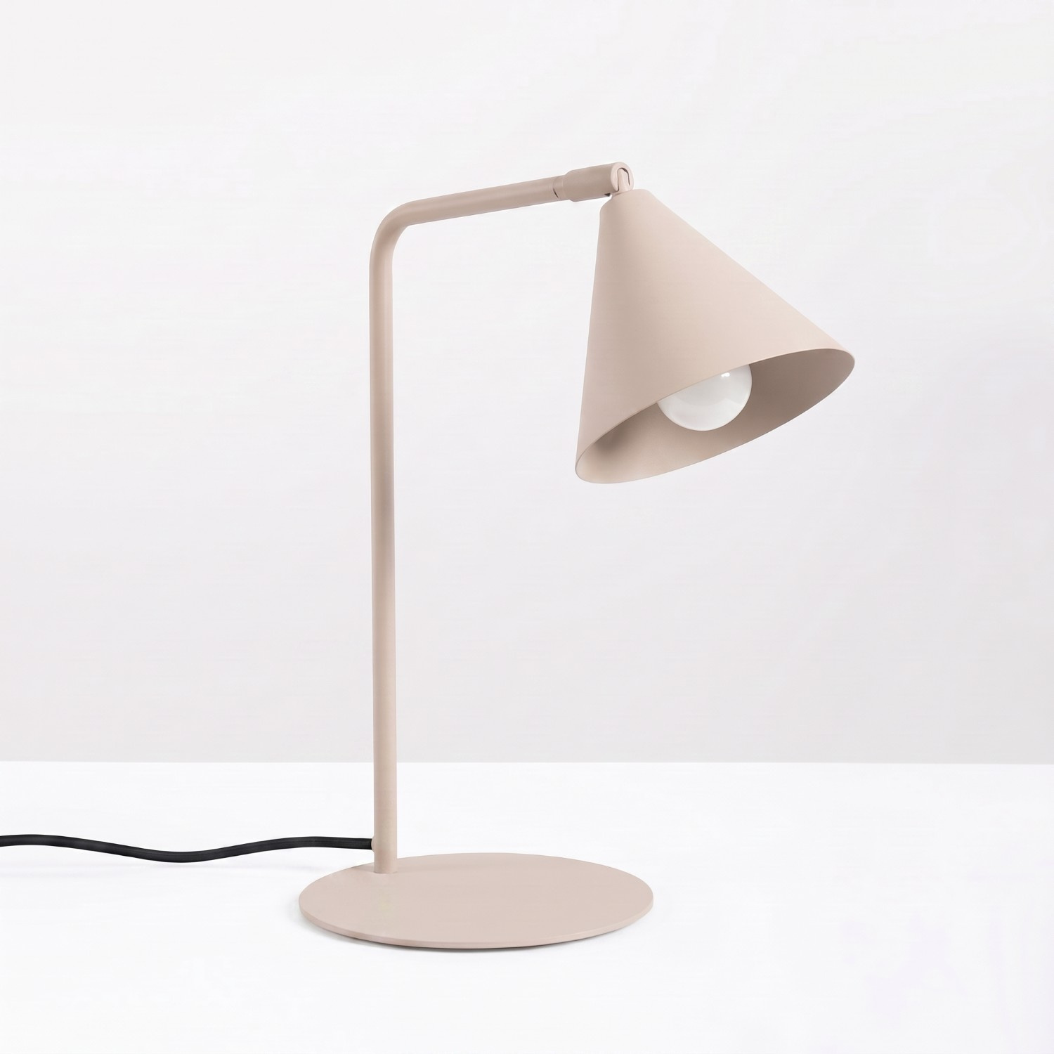 Lampara-de-mesa-NOX-taupe-encendida Lampara-de-mesa-NOX-taupe-encendida