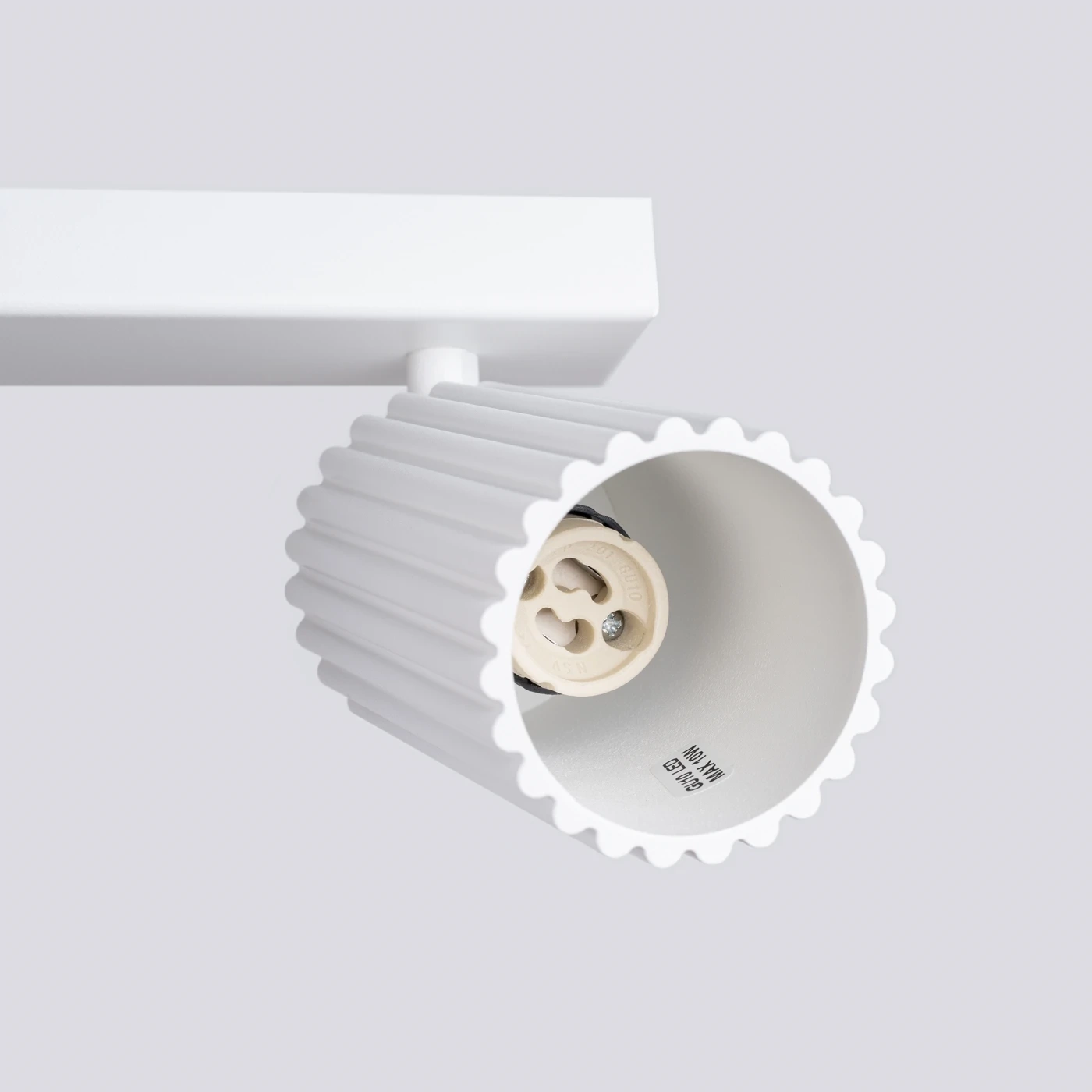 Regleta_blanca_karbon_3_focos_sollux_molonas_detalle_foco Regleta_blanca_karbon_3_focos_sollux_molonas_detalle_foco