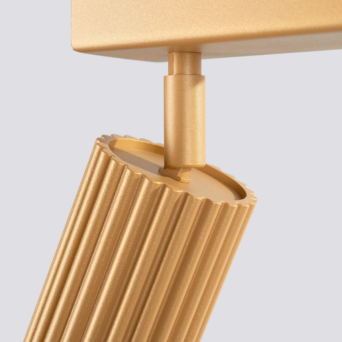 Regleta_dorada_karbon_3_focos_sollux_molonas_foco_orientables