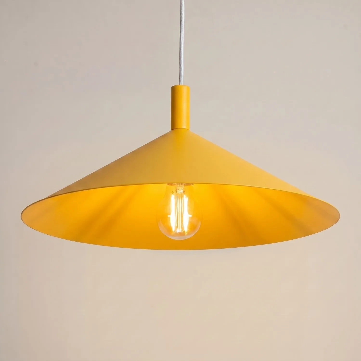 lampara_colgante_amarilla_nox_40_sollux_molonas_encendida lampara_colgante_amarilla_nox_40_sollux_molonas_detalle