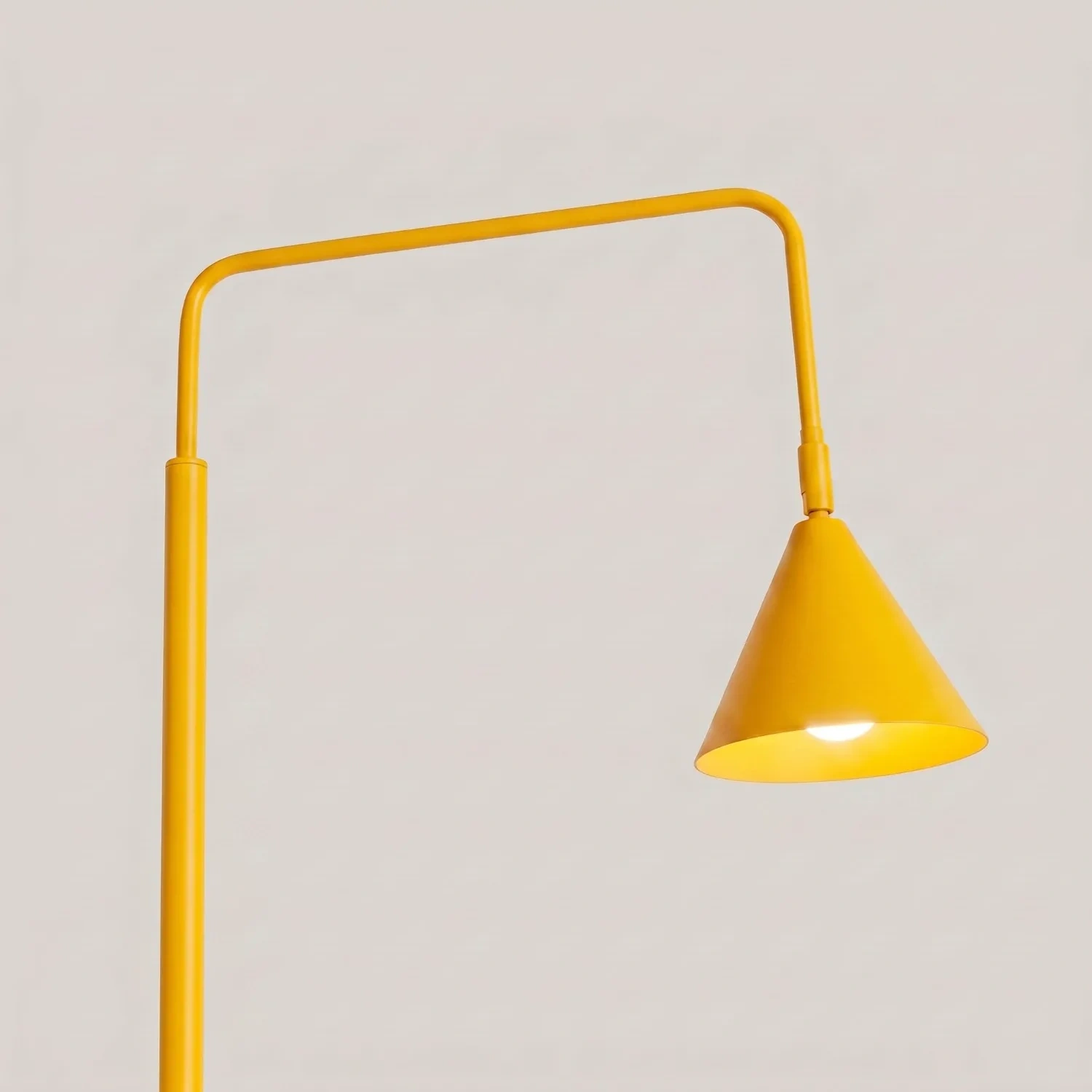 lampara_mesa_amarilla_nox_lamparas_molonas_encendida lampara_mesa_amarilla_nox_lamparas_molonas_encendida