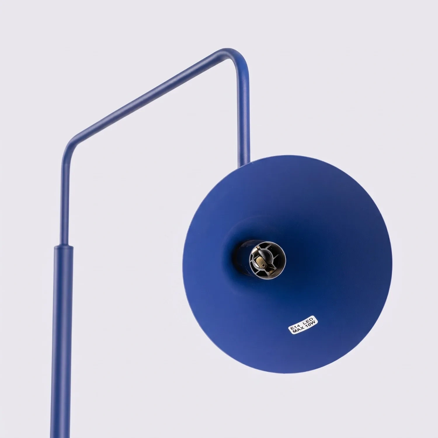 lampara_pie_azul_marino_nox_sollux_lamparas_molonas_ultramar_detalle_cono