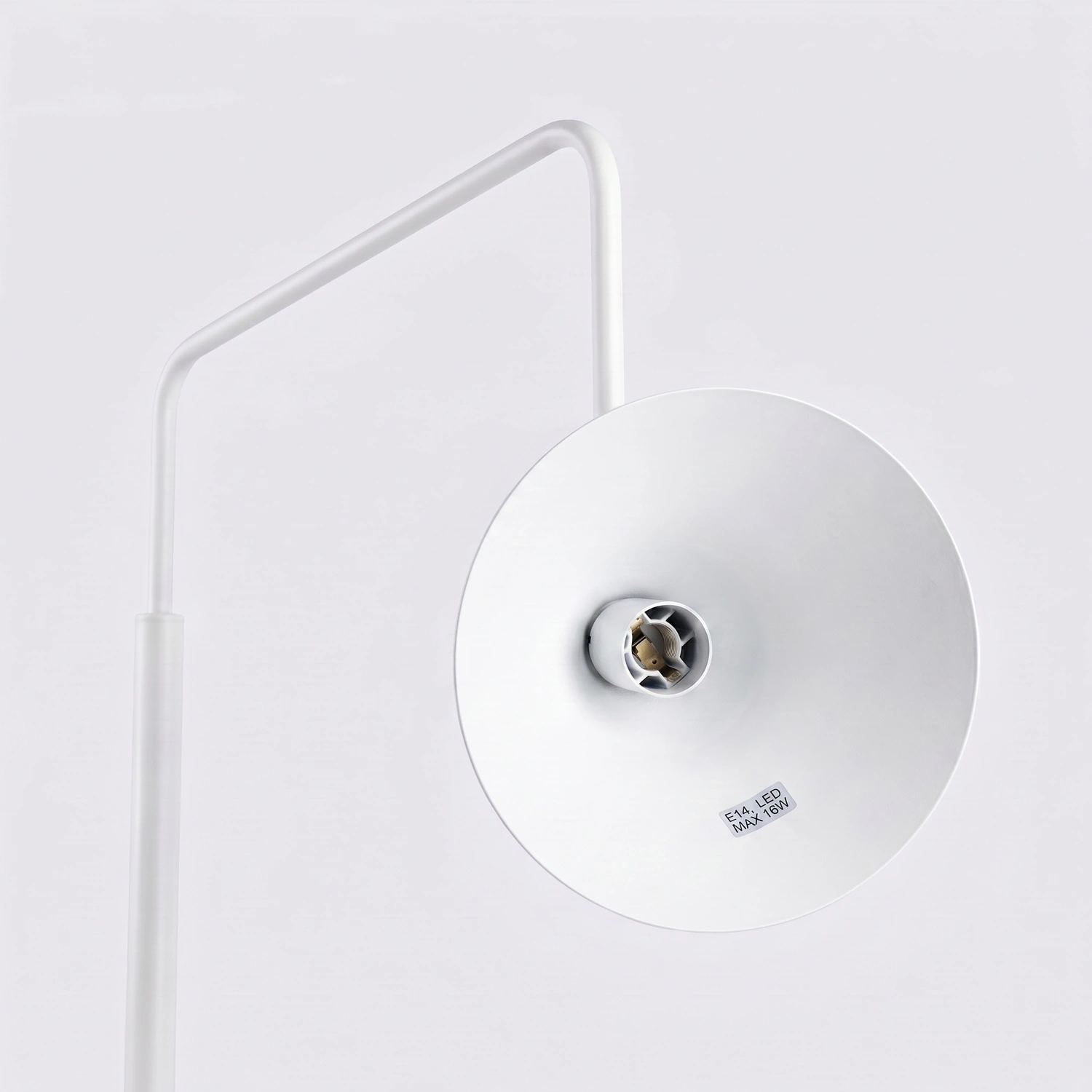 lampara_pie_blanca_nox_sollux_lamparas_molonas_detalle_cono lampara_pie_blanca_nox_sollux_lamparas_molonas_detalle_cono