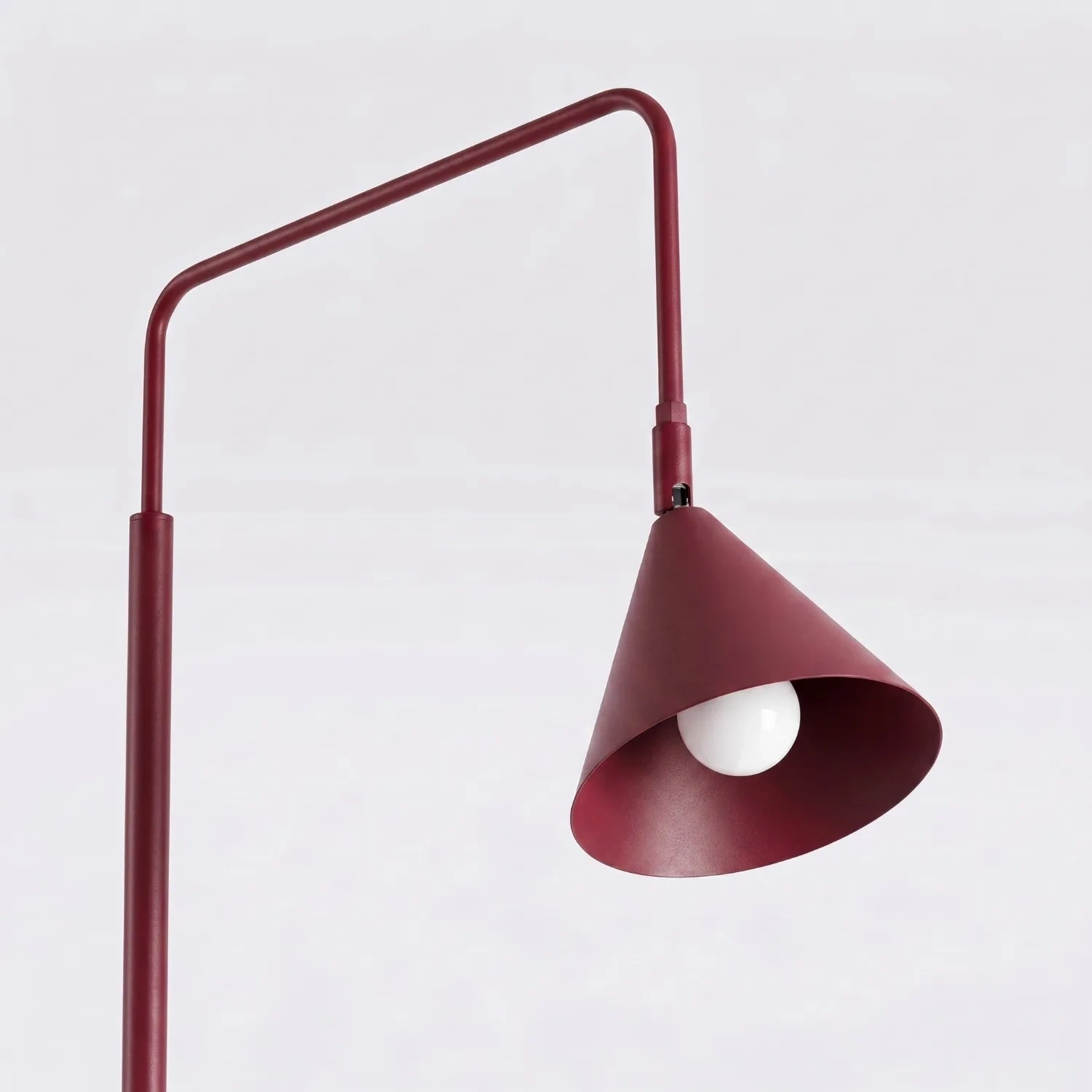 lampara_pie_burdeos_salon_nox_lamparas_molonas_detalle lampara_pie_burdeos_salon_nox_lamparas_molonas_detalle