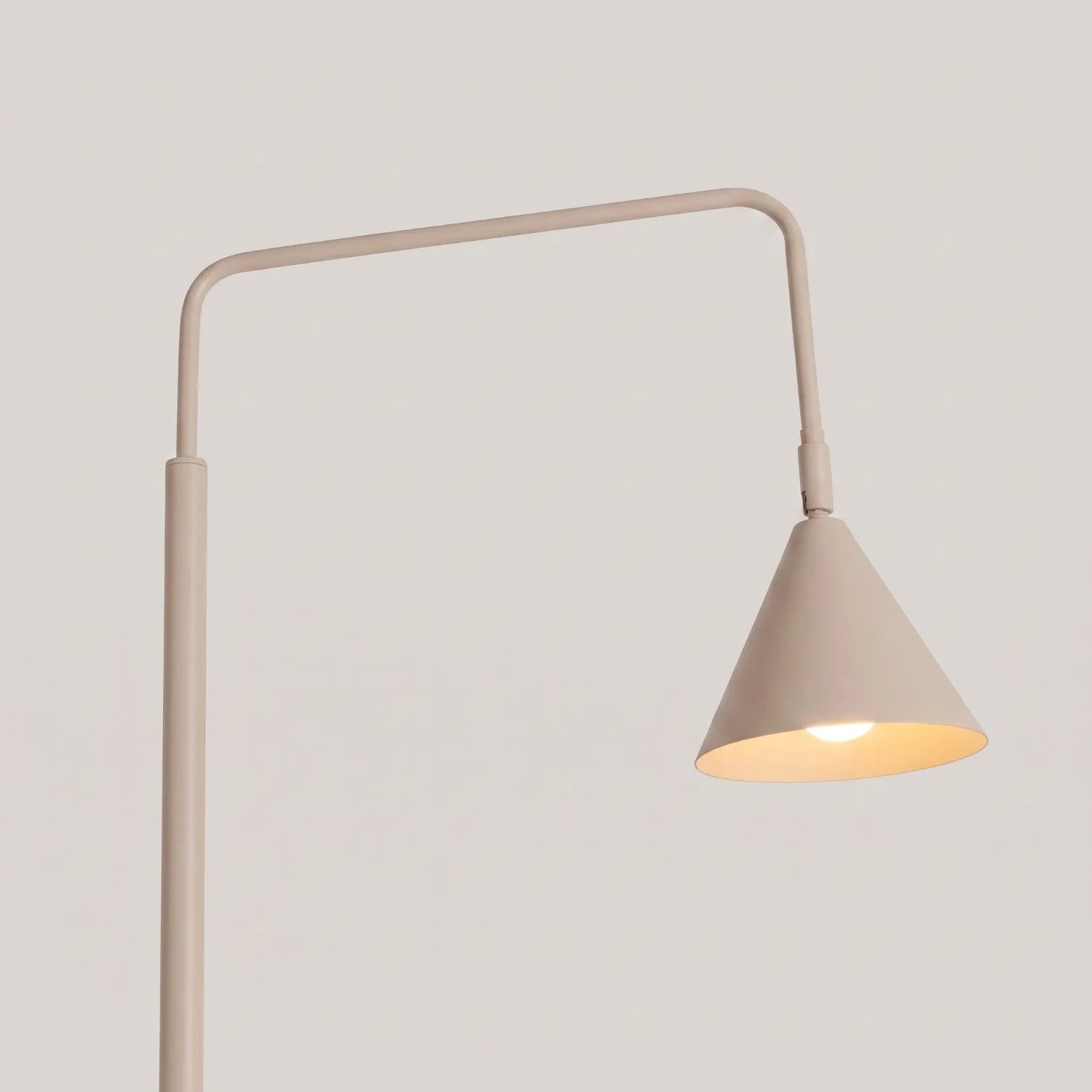 lampara_pie_taupe_nox_sollux_molonas_detalle lampara_pie_taupe_nox_sollux_molonas_detalle