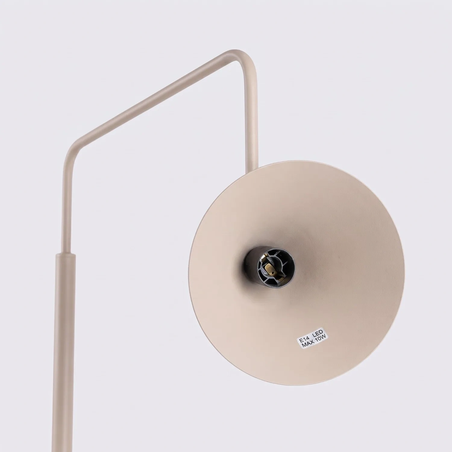 lampara_pie_taupe_nox_sollux_molonas_detalle_cono lampara_pie_taupe_nox_sollux_molonas_detalle_cono
