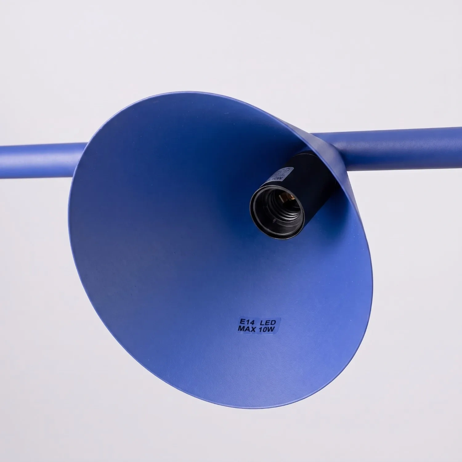 lampara_techo_azul_ultramar_nox_4l_sollux_molonas_detalle_cono lampara_techo_azul_ultramar_nox_4l_sollux_molonas_detalle_cono