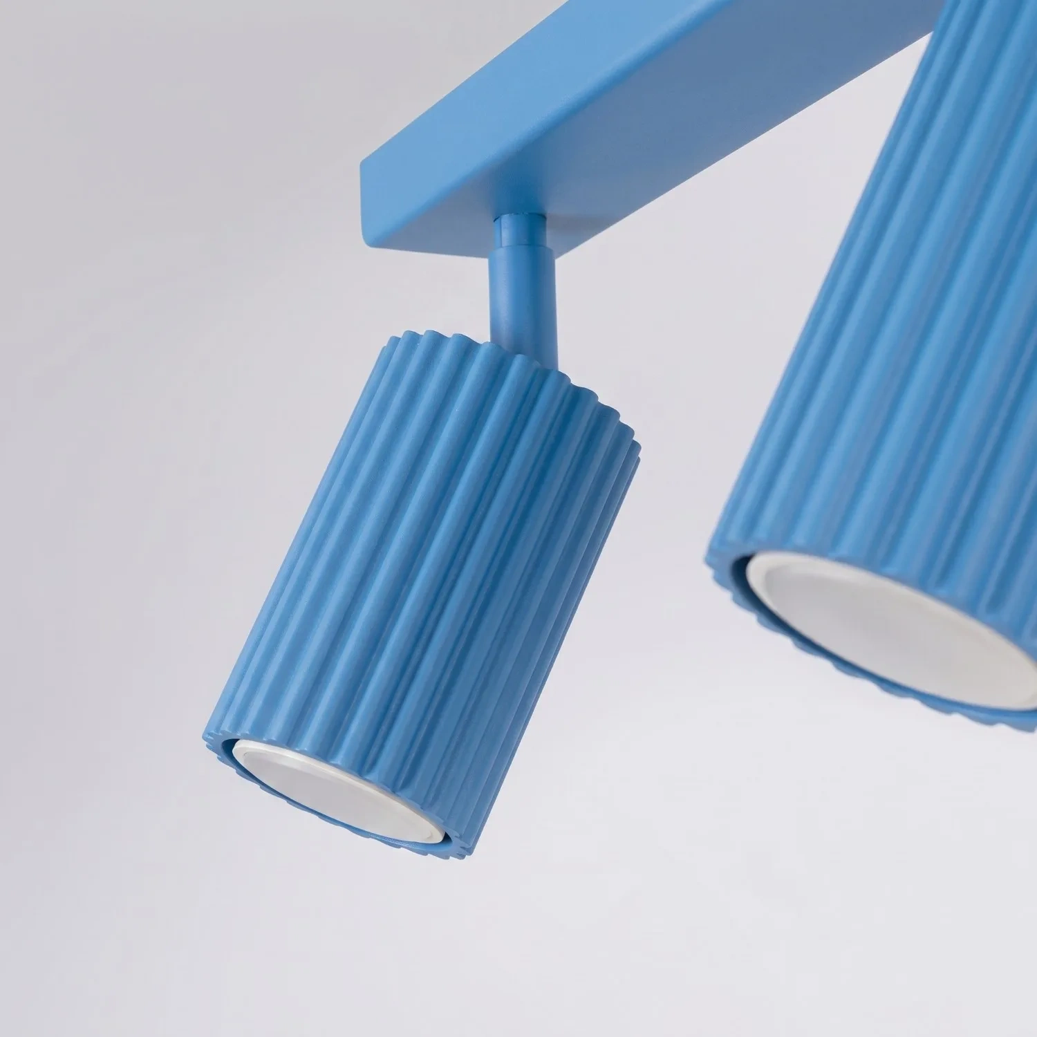 plafon_2_focos_azul_claro_karbon_molonas_detalle_foco plafon_2_focos_azul_claro_karbon_molonas_detalle_foco